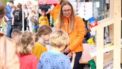 Frau steht vor einer Gruppe von Kindern