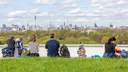 Gäste auf dem Energieberg geniessen die Aussicht