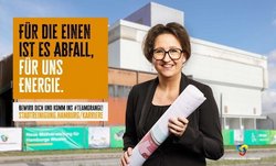 Anzeigenmotiv Frau mit zusammengerolltem Bauplan, daneben steht der Text: "Für die einen ist es Abfall, für uns Energie. Bewirb dich und komm ins #TeamOrange 