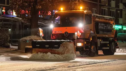 Winterdienst-Fahrzeug beim Räumen